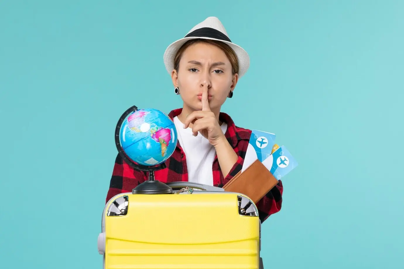 Vorderansicht einer jungen Frau, die Tickets hält, auf blauem Hintergrund.