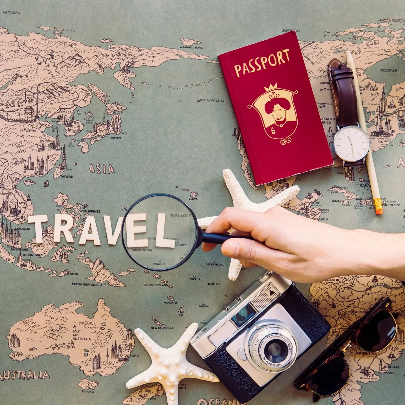 Teilansicht einer Hand, die eine Lupe über Schrift hält.